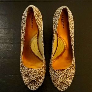 Animal print heels never worn